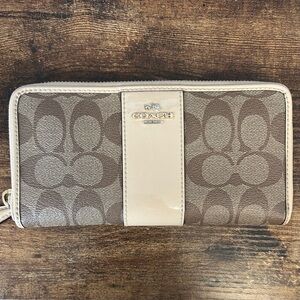 ❤️ COACH Signature Accordion Zip Wallet with Patent Glitter